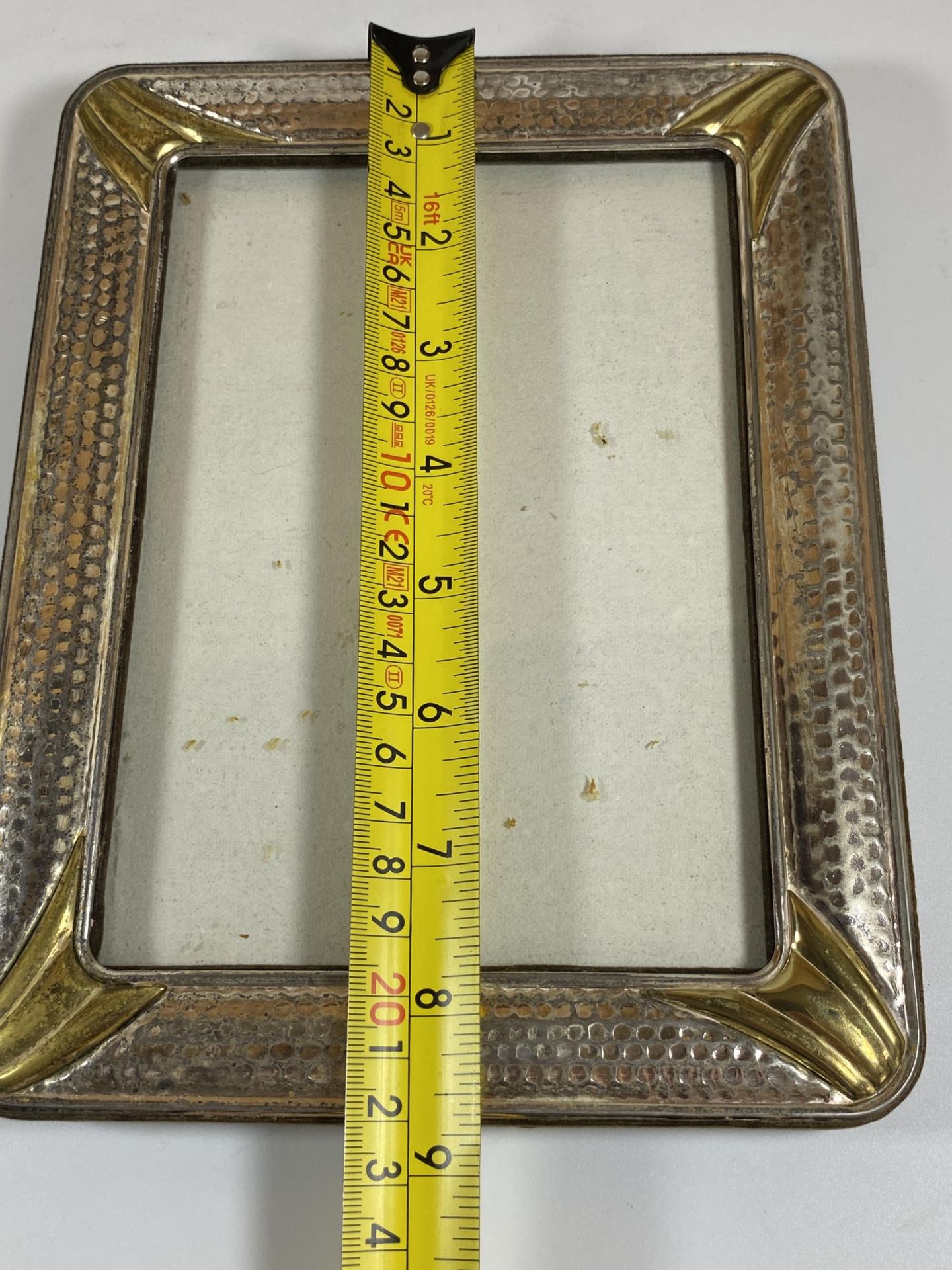 A VINTAGE HAMMERED WHITE METAL PHOTO FRAME, POSSIBLY SILVER BUT UNMARKED, 22 X 17CM - Image 5 of 6