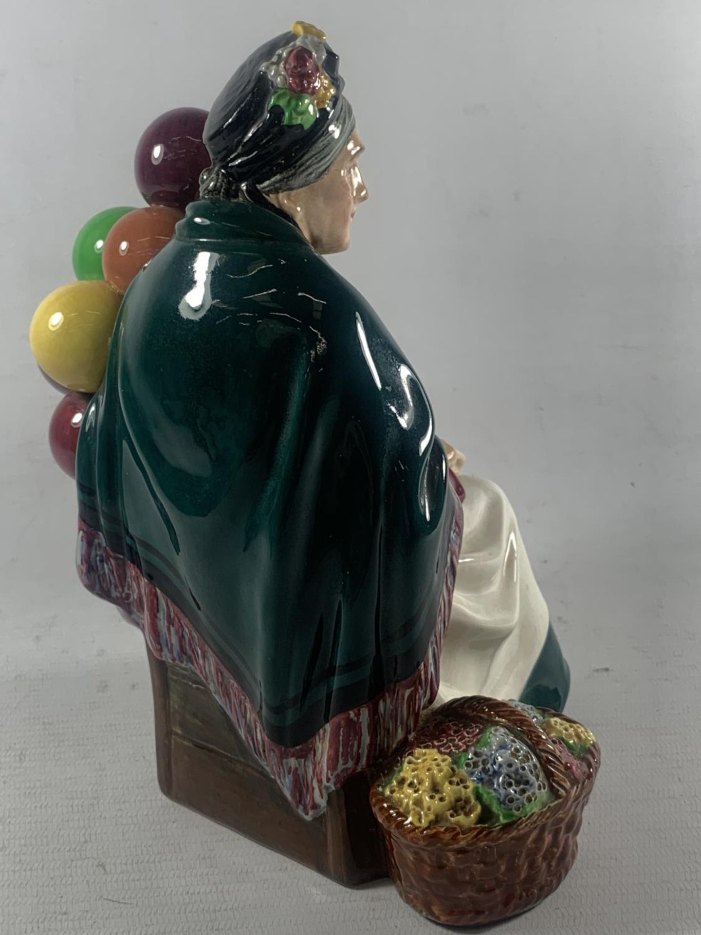 A ROYAL DOULTON FIGURE THE OLD BALLOON SELLER HN1315 - Image 4 of 4