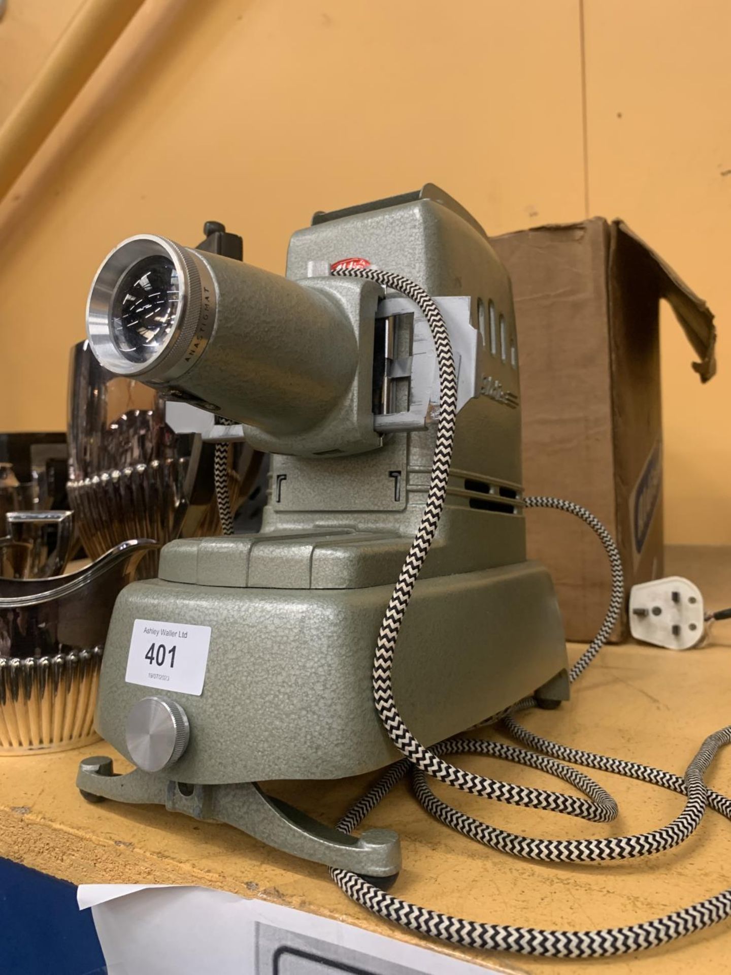 A VINTAGE ALDIS PROJECTOR IN ORIGINAL BOX