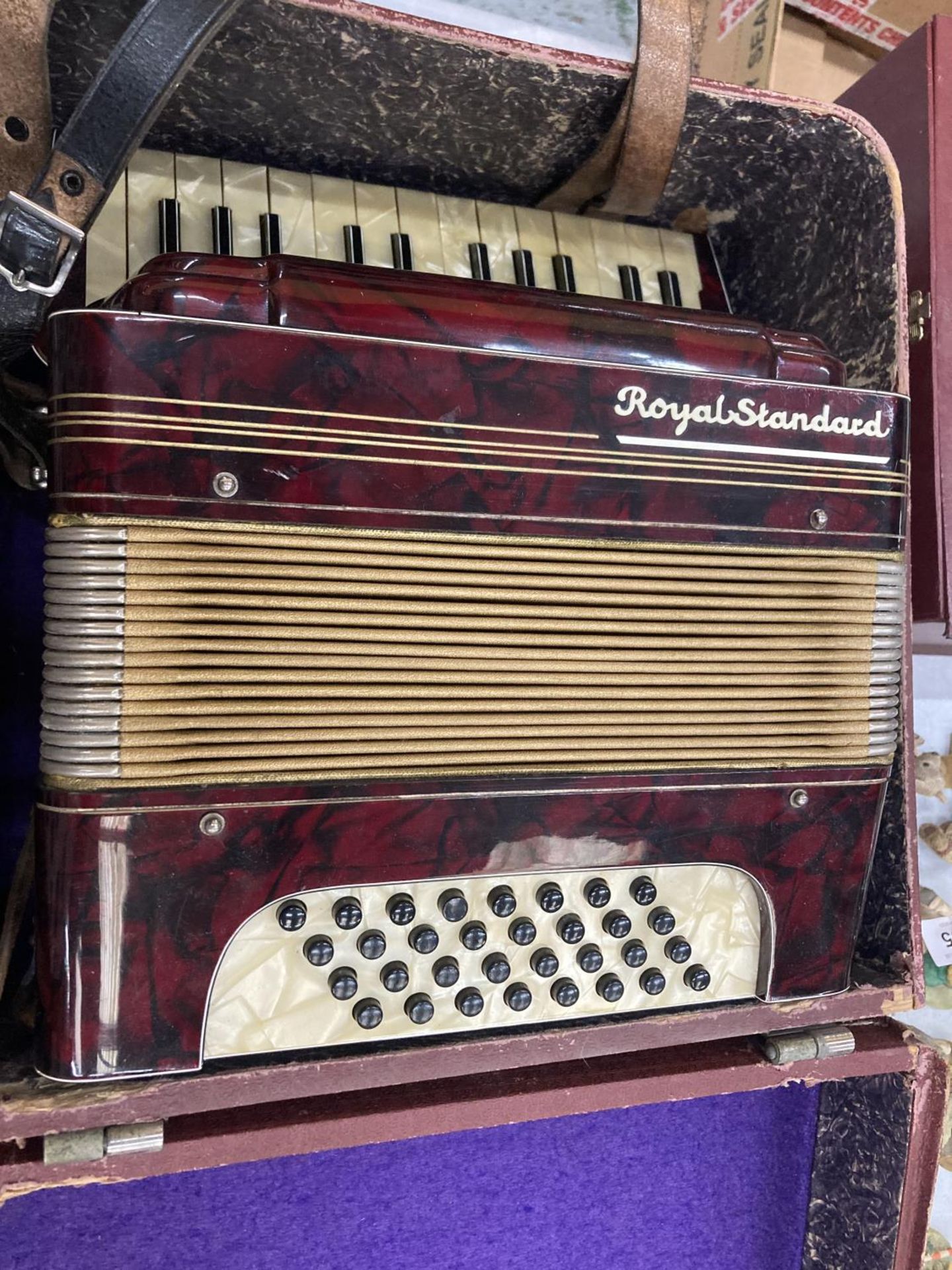 A VINTAGE ROYAL STANDARD ACCORDIAN WITH RED BAKELITE BODY IN THE ORIGINAL CASE - Image 3 of 4