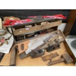 AN ASSORTMENT OF VINTAGE TOOLS TO INCLUDE WOOD PLANES AND HAMMERS ETC