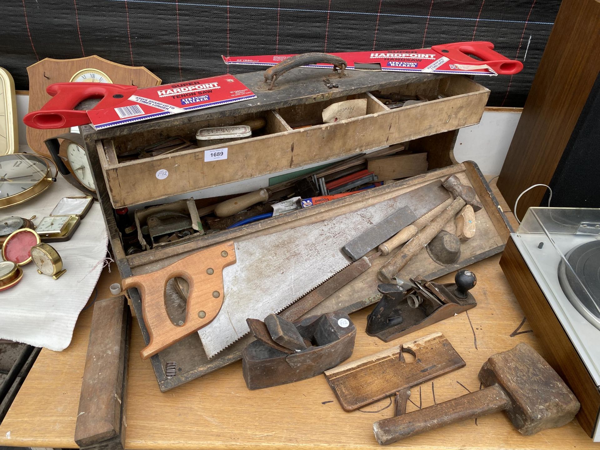 AN ASSORTMENT OF VINTAGE TOOLS TO INCLUDE WOOD PLANES AND HAMMERS ETC