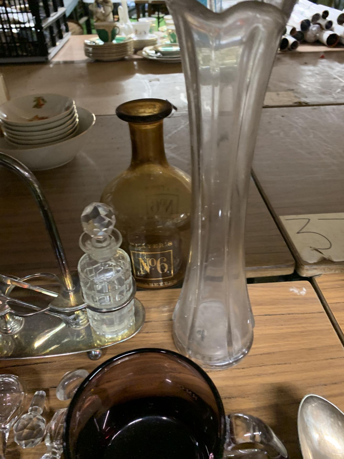 A MIXED LOT TO INCLUDE GLASSWARE, FLATWARE, VASE, CONDIMENT SETS, ETC., - Image 4 of 5
