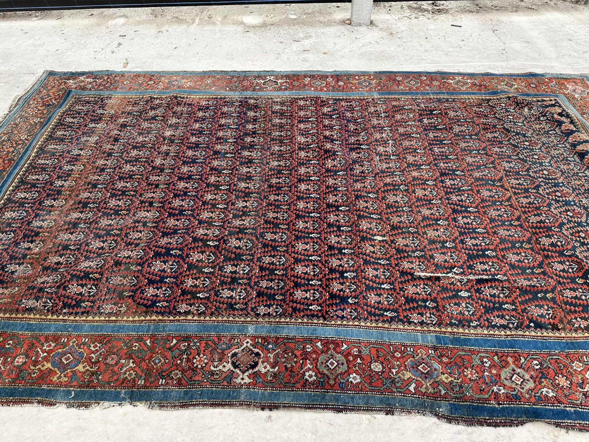 AN ANTIQUE, BELIEVED PERSIAN RUG 206 CM X 133 CM - HAS A TEAR, SEE PHOTOS 2 AND 6 - Bild 3 aus 10