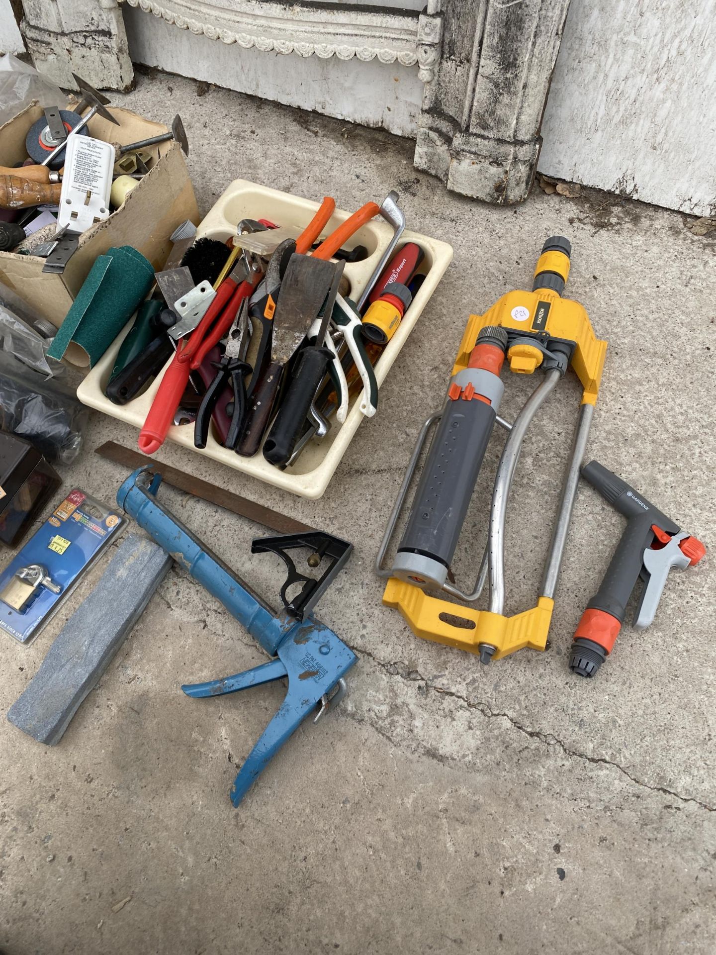 AN ASSORTMENT OF TOOLS TO INCLUDE BRUSHES, SCRAPERS AND A FOOT PUMP ETC - Bild 2 aus 4