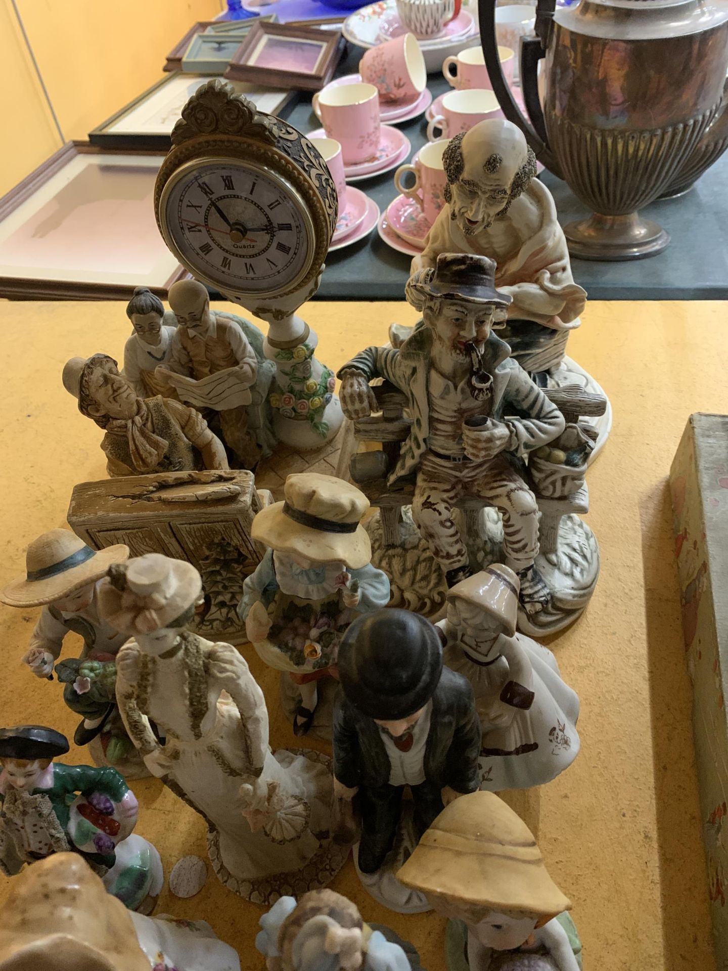 A LARGE QUANTITY OF CERAMIC FIGURINES TO INCLUDE CONTINENTAL STYLE, CAPODIMONTE STYLE, ANIMALS, ETC - Image 4 of 6