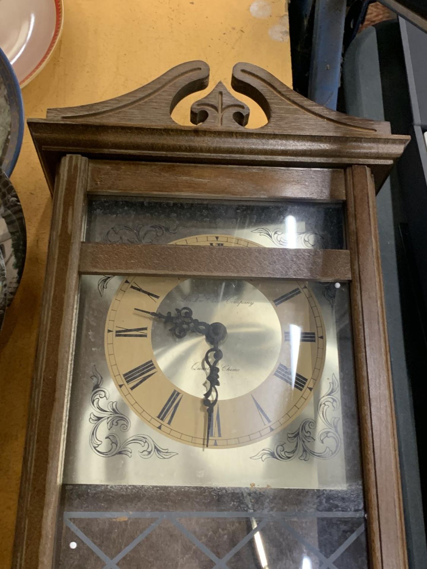 A VINTAGE STYLE MAHOGANY WALL CLOCK WITH PENDULUM - Bild 2 aus 3