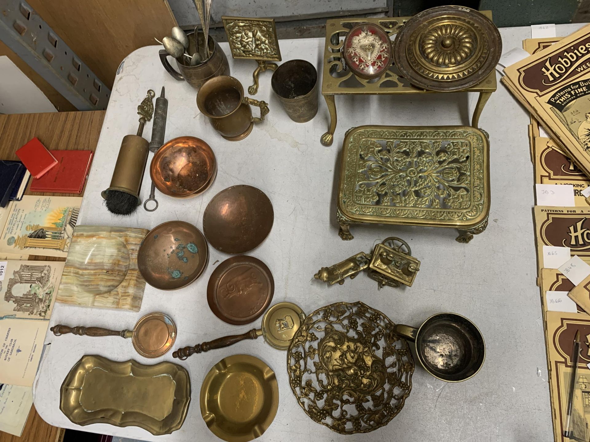 A QUANTITY OF BRASS AND COPPER WARE TO INCLUDE PAN STANDS, GOBLETS, COMPANION BRUSH, ASHTRAYS, ETC.,