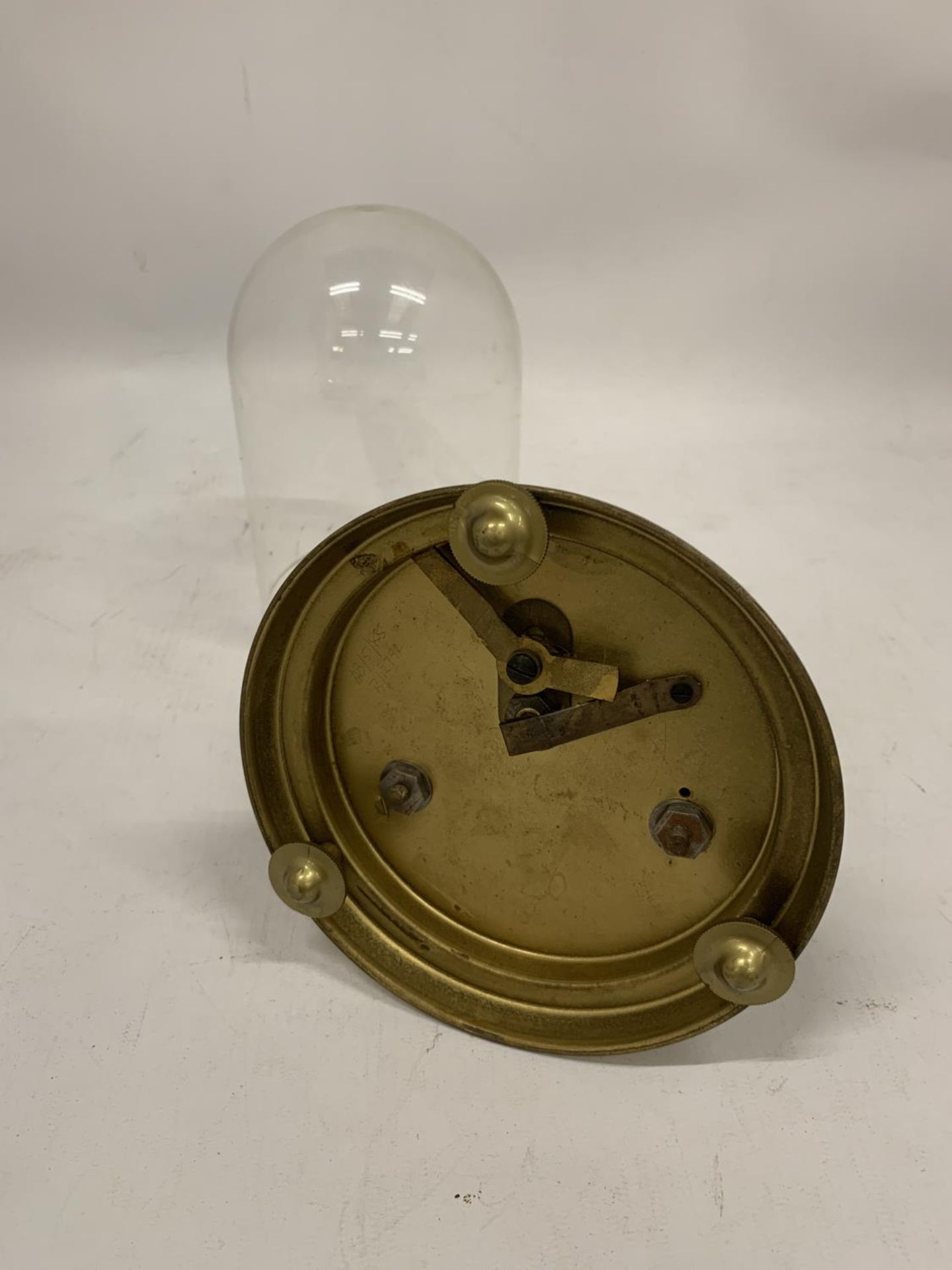 A BRASS ANNIVERSARY CLOCK WITH A DOME - Image 4 of 4