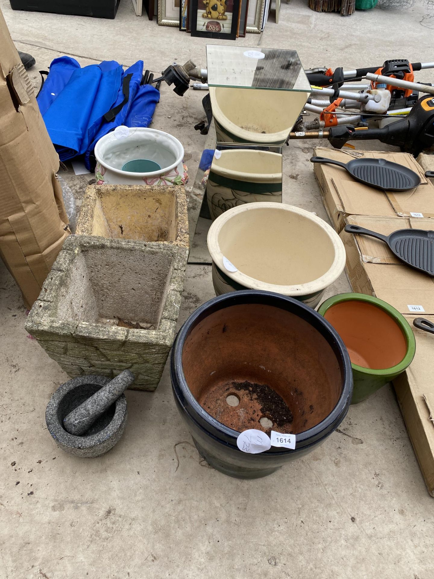 AN ASSORTMENT OF GARDEN POTS AND A MIRRORED PLANT STAND