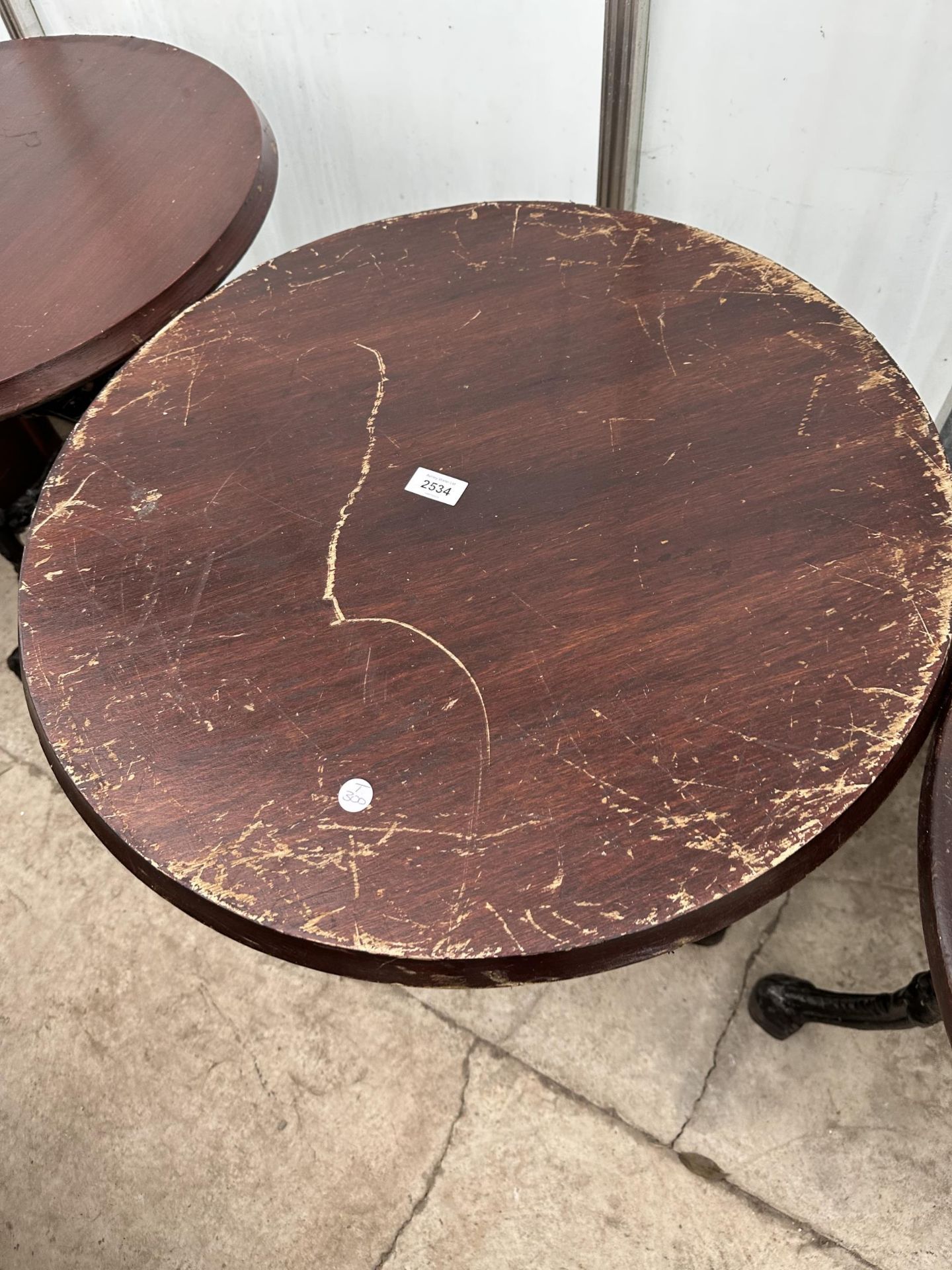 A 24.5" DIAMETER PUB TABLE ON A HEAVY CAST IRON BASE - Bild 2 aus 4