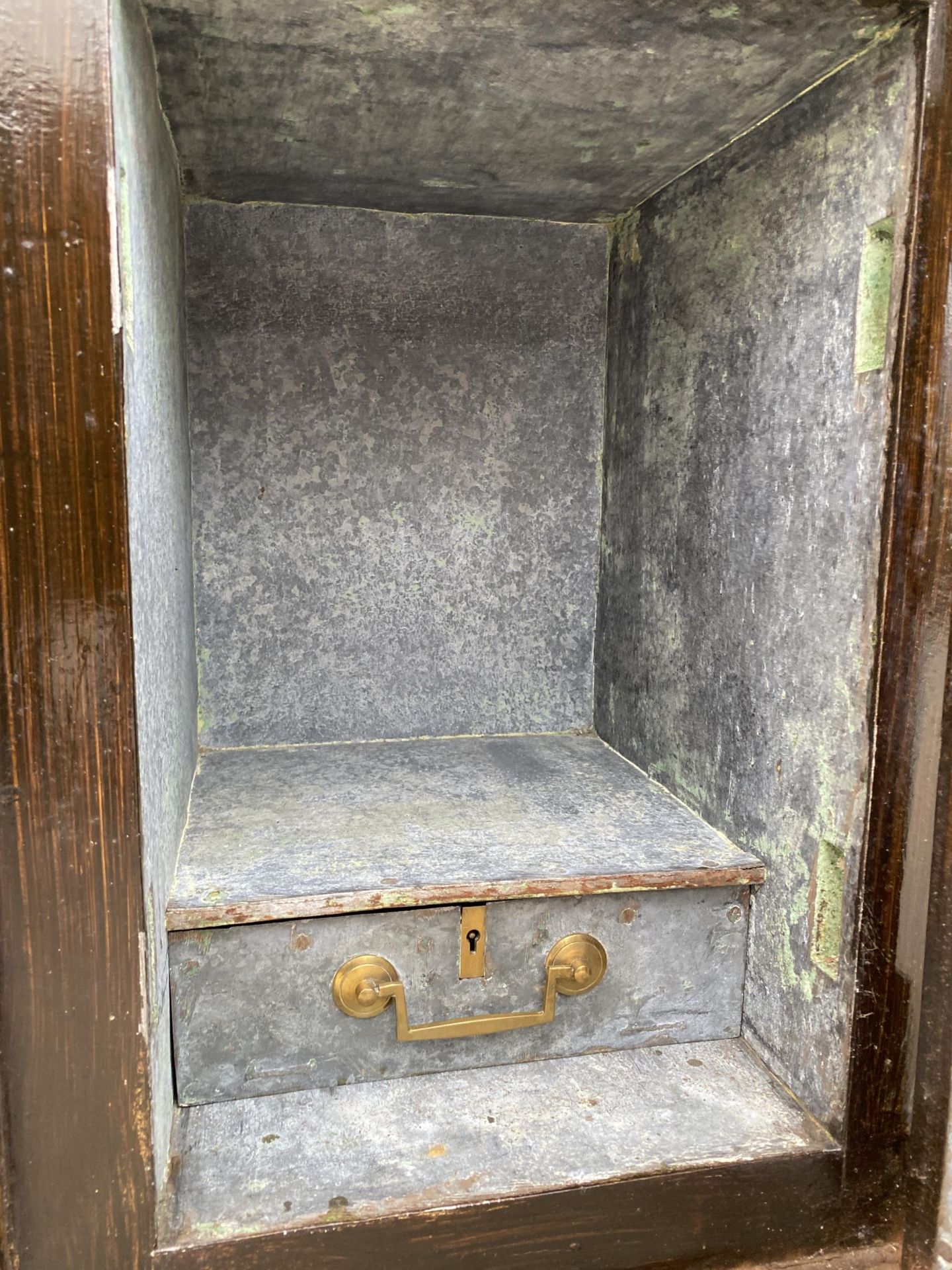 A VINTAGE HEAVY CAST IRON FIRE SAFE WITH BRASS FITTINGS (UNLOCKED BUT NO KEY PRESENT) - Image 5 of 10