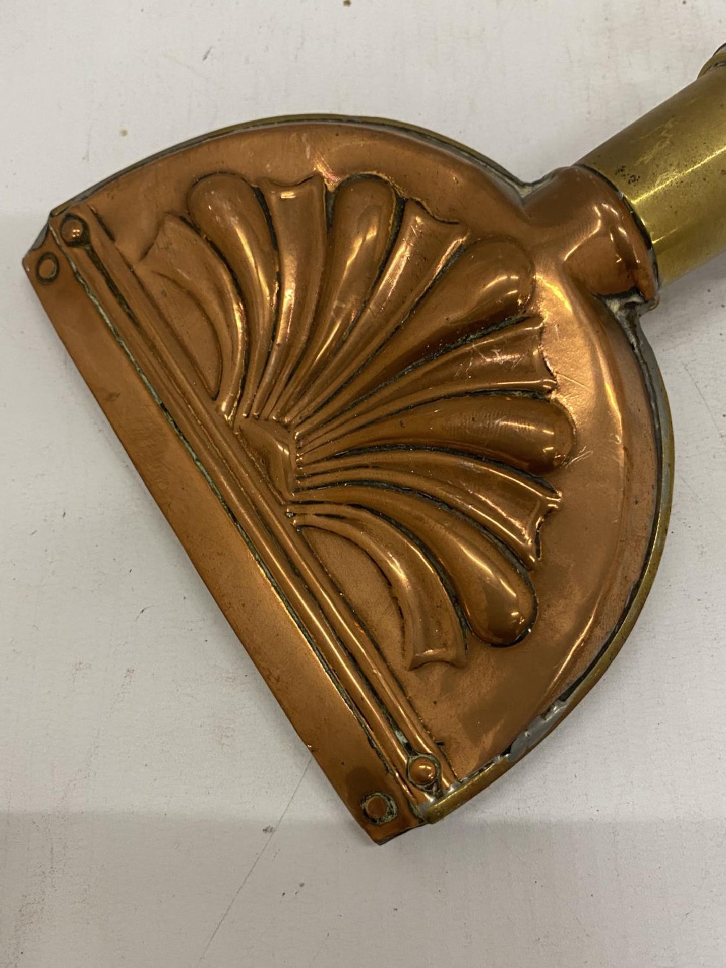 A VINTAGE BRASS AND COPPER CURRY COMB MARKED T E BLADON AND SON - Image 2 of 4