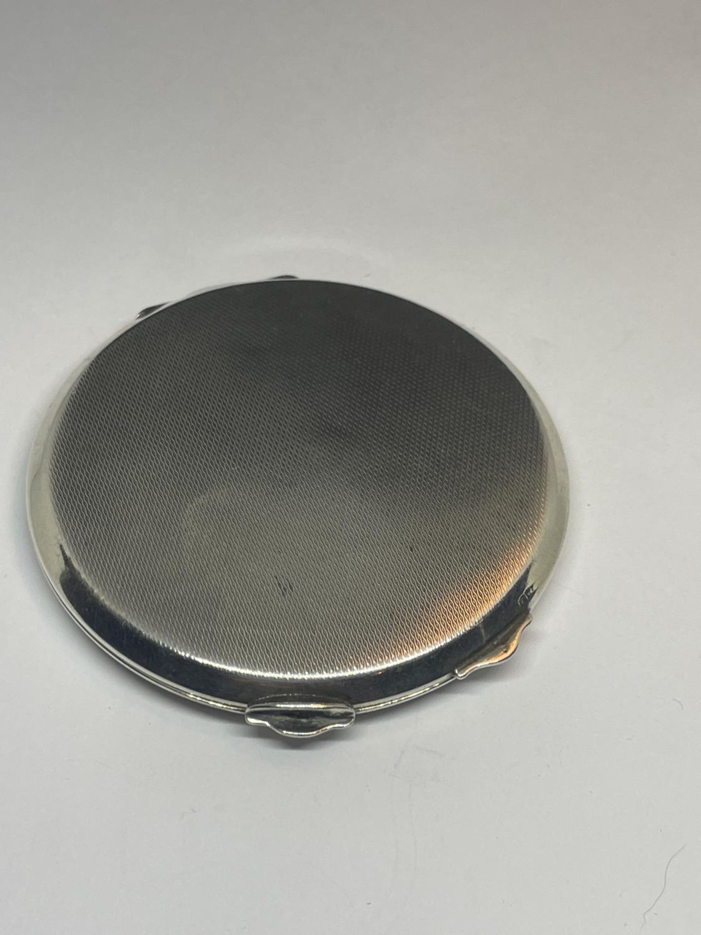 A HALLMARKED BIRMINGHAM SILVER COMPACT - Image 3 of 4