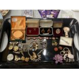 A QUANTITY OF COSTUME JEWELLERY TO INCLUDE A MICRO MOSAIC BRACELET, BOXED CUFFLINKS, BOXED BANGLE,