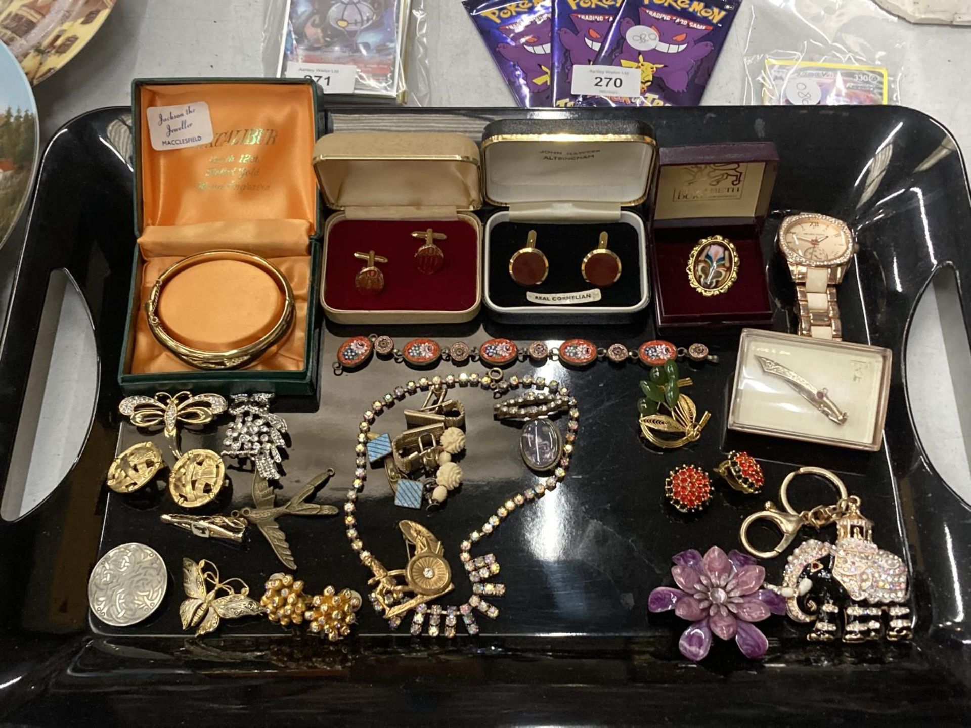 A QUANTITY OF COSTUME JEWELLERY TO INCLUDE A MICRO MOSAIC BRACELET, BOXED CUFFLINKS, BOXED BANGLE,