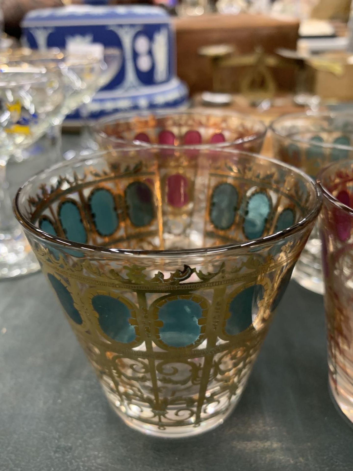 FOUR VINTAGE CULVER GLASSES WITH SCROLL DESIGN, TWO GREEN AND TWO CRANBERRY - Image 2 of 3