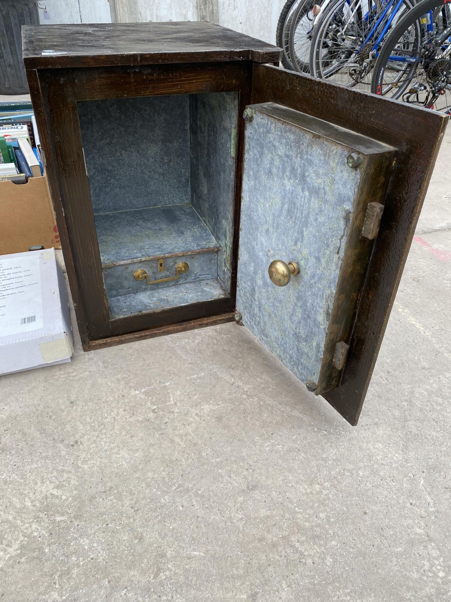 A VINTAGE HEAVY CAST IRON FIRE SAFE WITH BRASS FITTINGS (UNLOCKED BUT NO KEY PRESENT) - Image 4 of 10