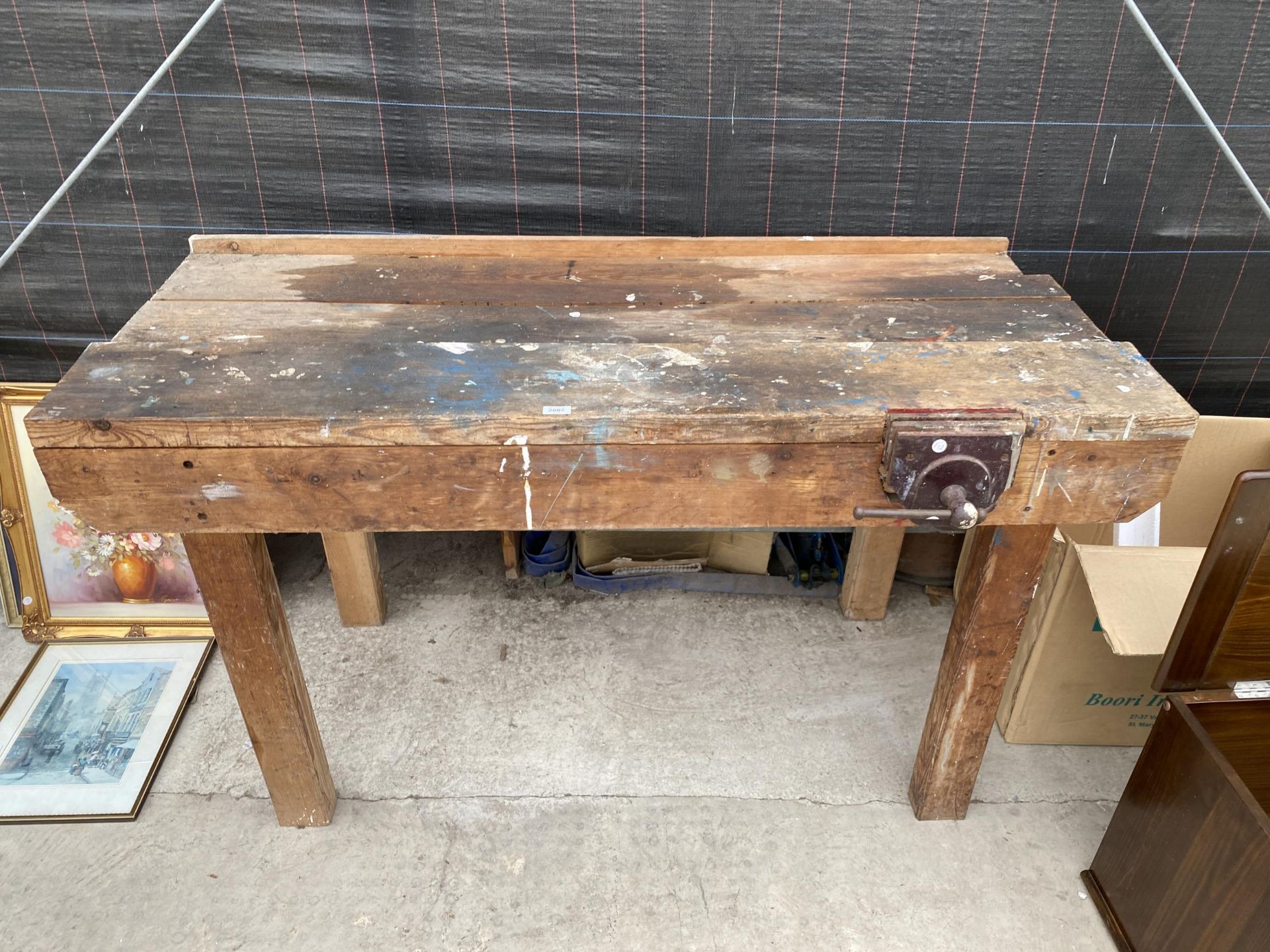 A LARGE WOODEN WORK BENCH COMPLETE WITH A WOOD VICE (L:160CM)