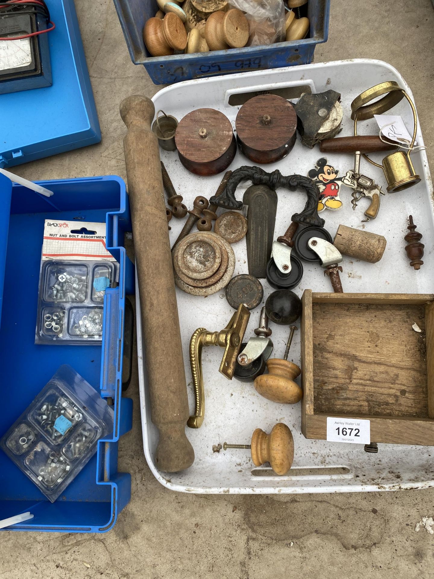 AN ASSORTMENT OF ITEMS TO INCLUDE DOOR FURNITURE AND ELECTRIC TESTERS ETC - Bild 4 aus 4