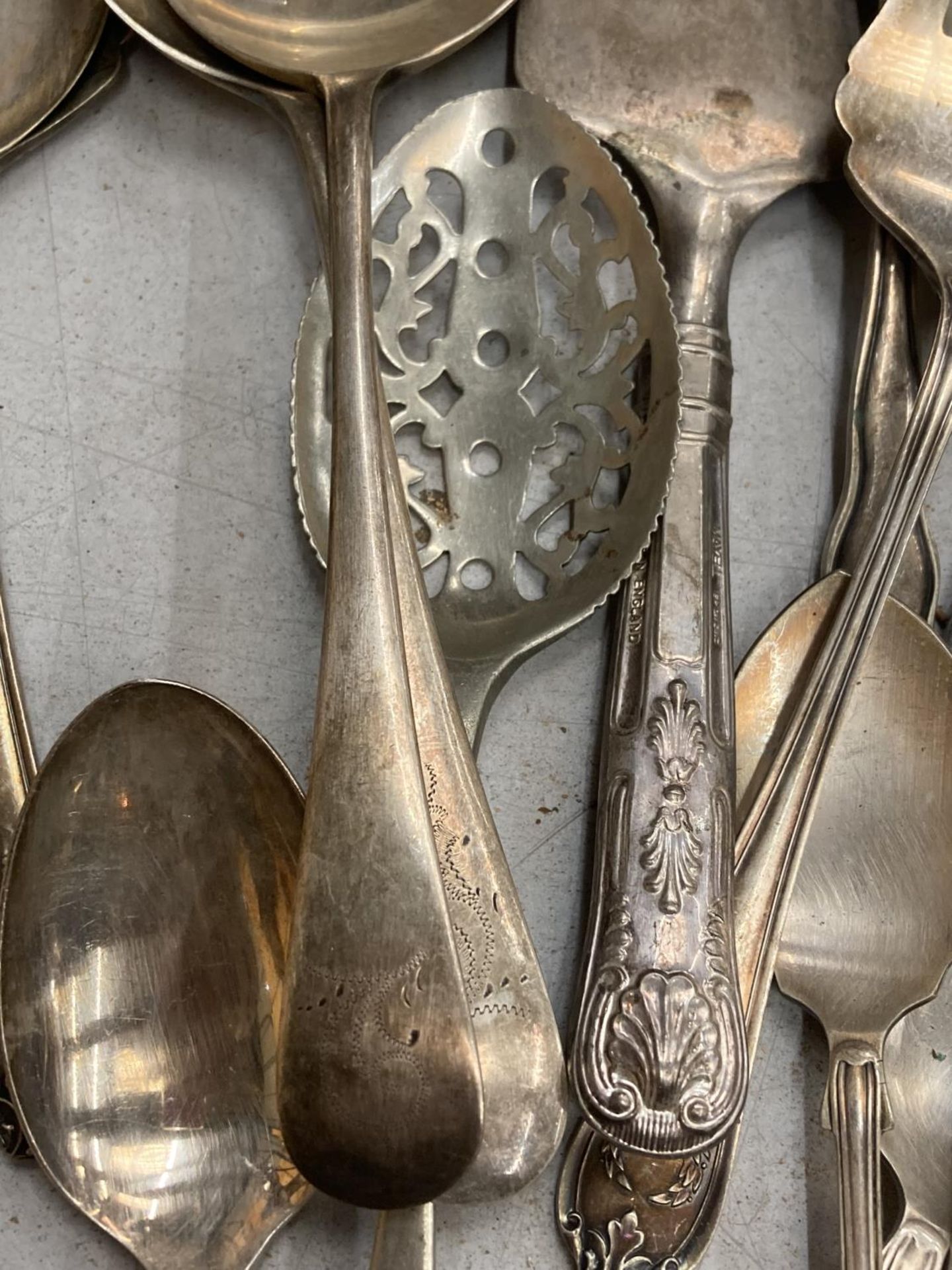 A GROUP OF VINTAGE SILVER PLATED FLATWARE - Image 2 of 4