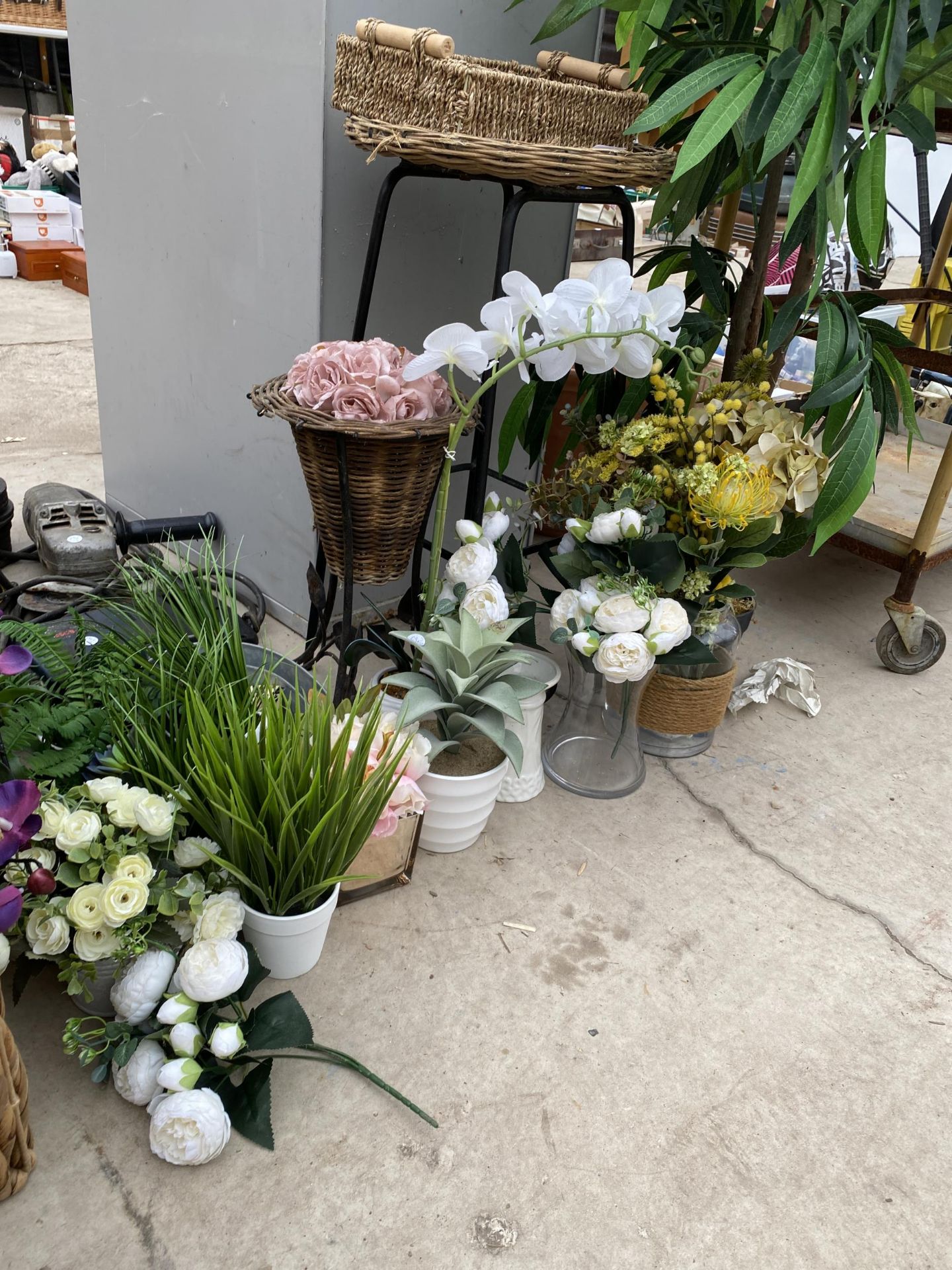 A LARGE ASSORTMENT OF FLORIST ITEMS TO INCLUDE WICKER BASKETS, PLANT STANDS AND ARTIFICIAL PLANTS - Bild 3 aus 4