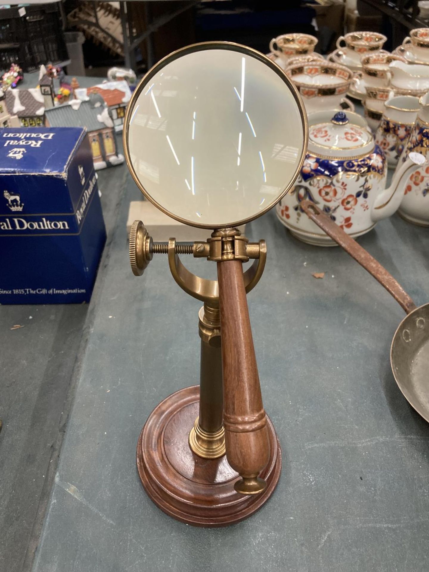 A BRASS MAGNIFYING GLASS ON A GLASS STAND AND WOODEN BASE - Image 2 of 3
