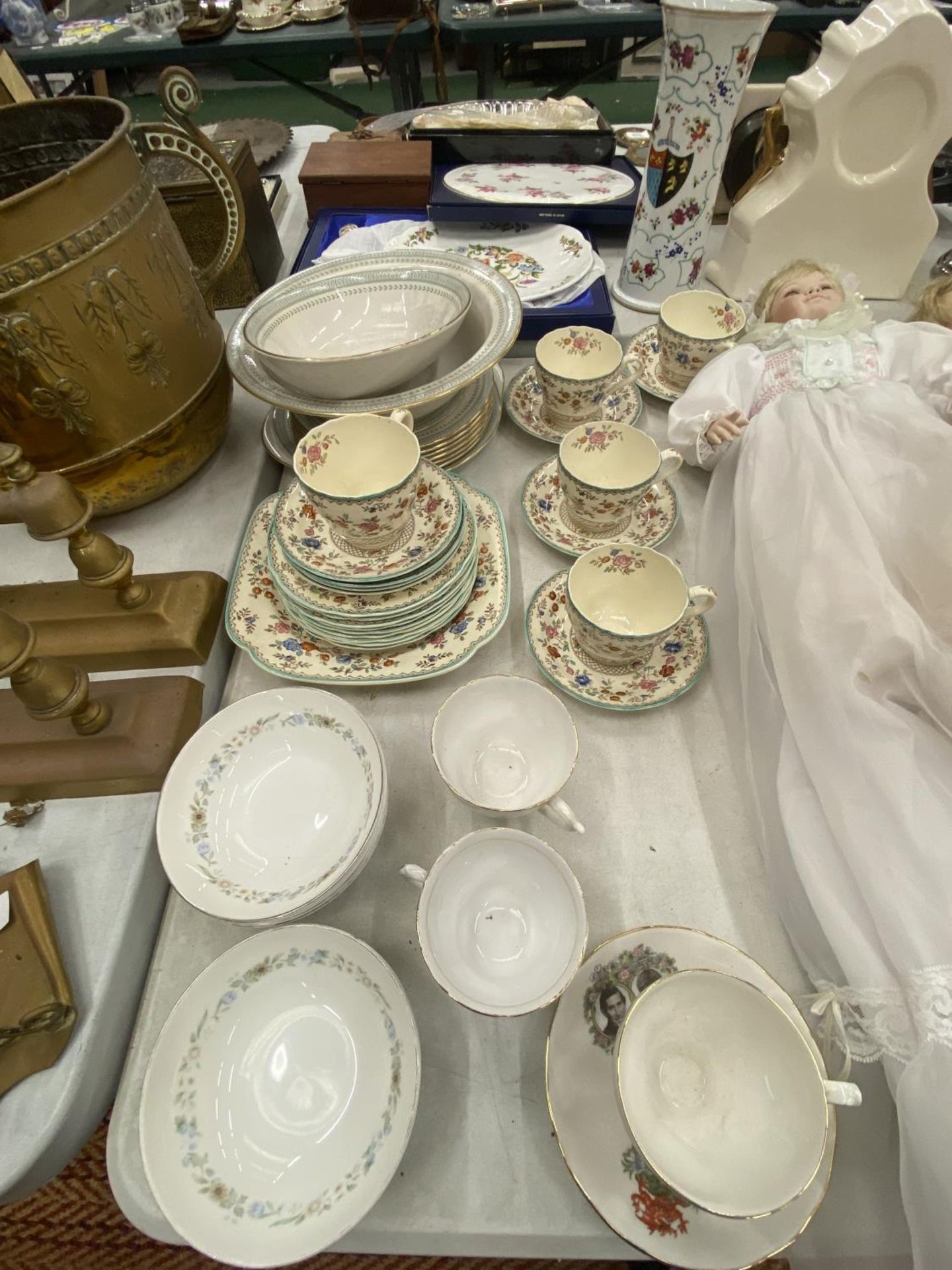 A QUANTITY OF VINTAGE TEAWARE TO INCLUDE COPELAND SPODE 'ROYAL JASMINE' CAKE PLATE, CUPS, SAUCERS