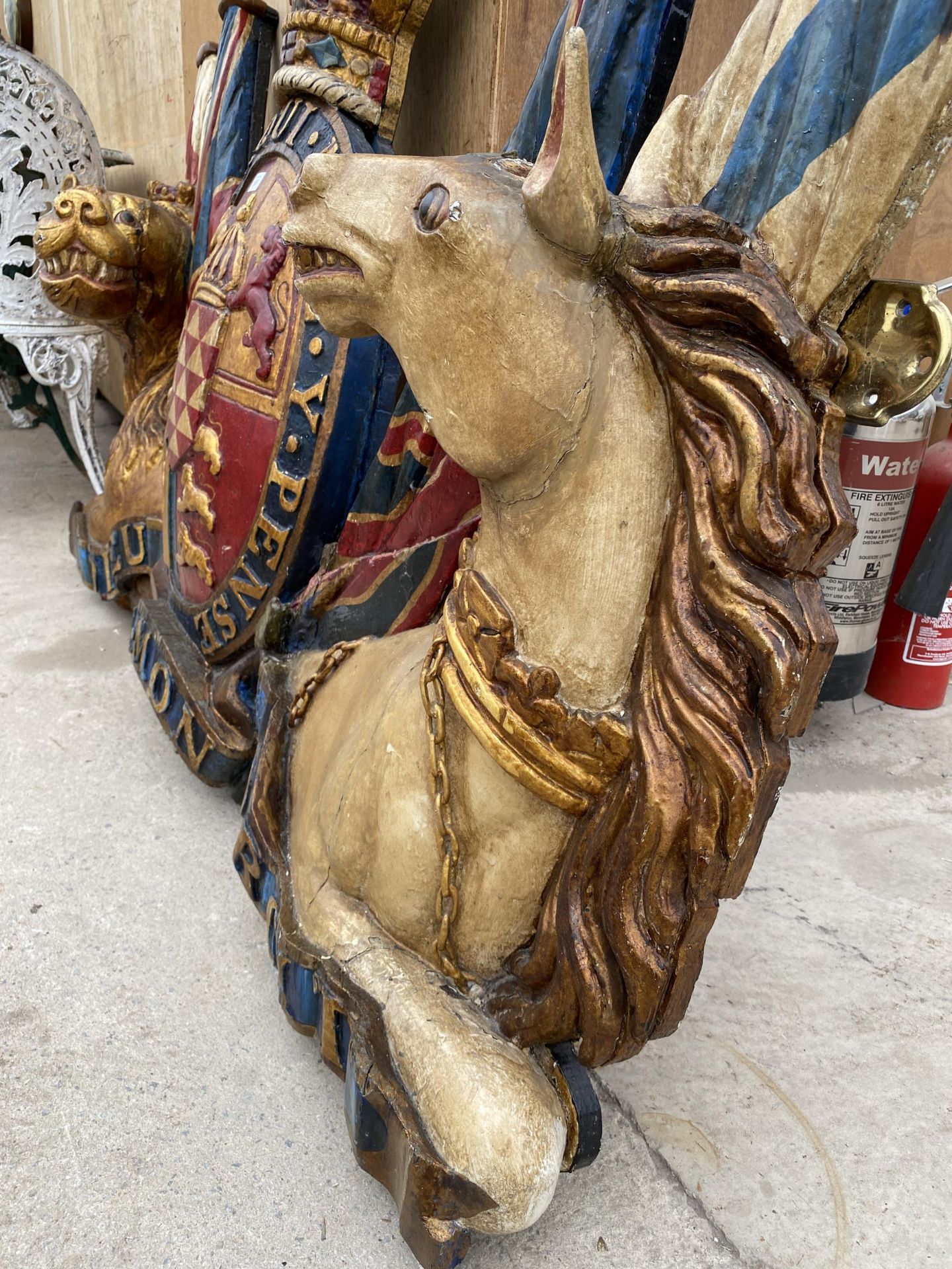 AN UNUSUAL WOODEN CARVED COAT OF ARMS PLAQUE WITH LION AND HORSE DECORATION (L:150CM H:96CM) - Bild 7 aus 9