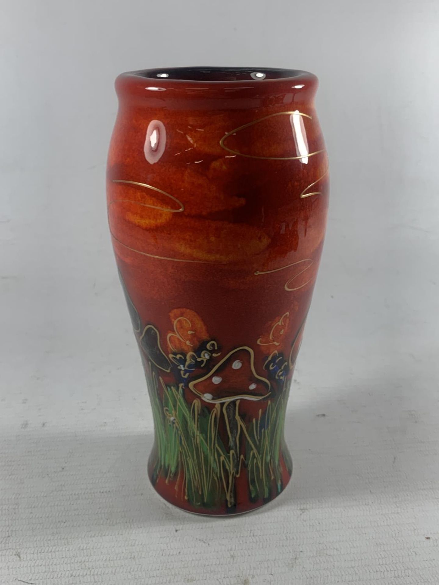 AN ANITA HARRIS TOADSTOOLS VASE HAND PAINTED AND SIGNED IN GOLD