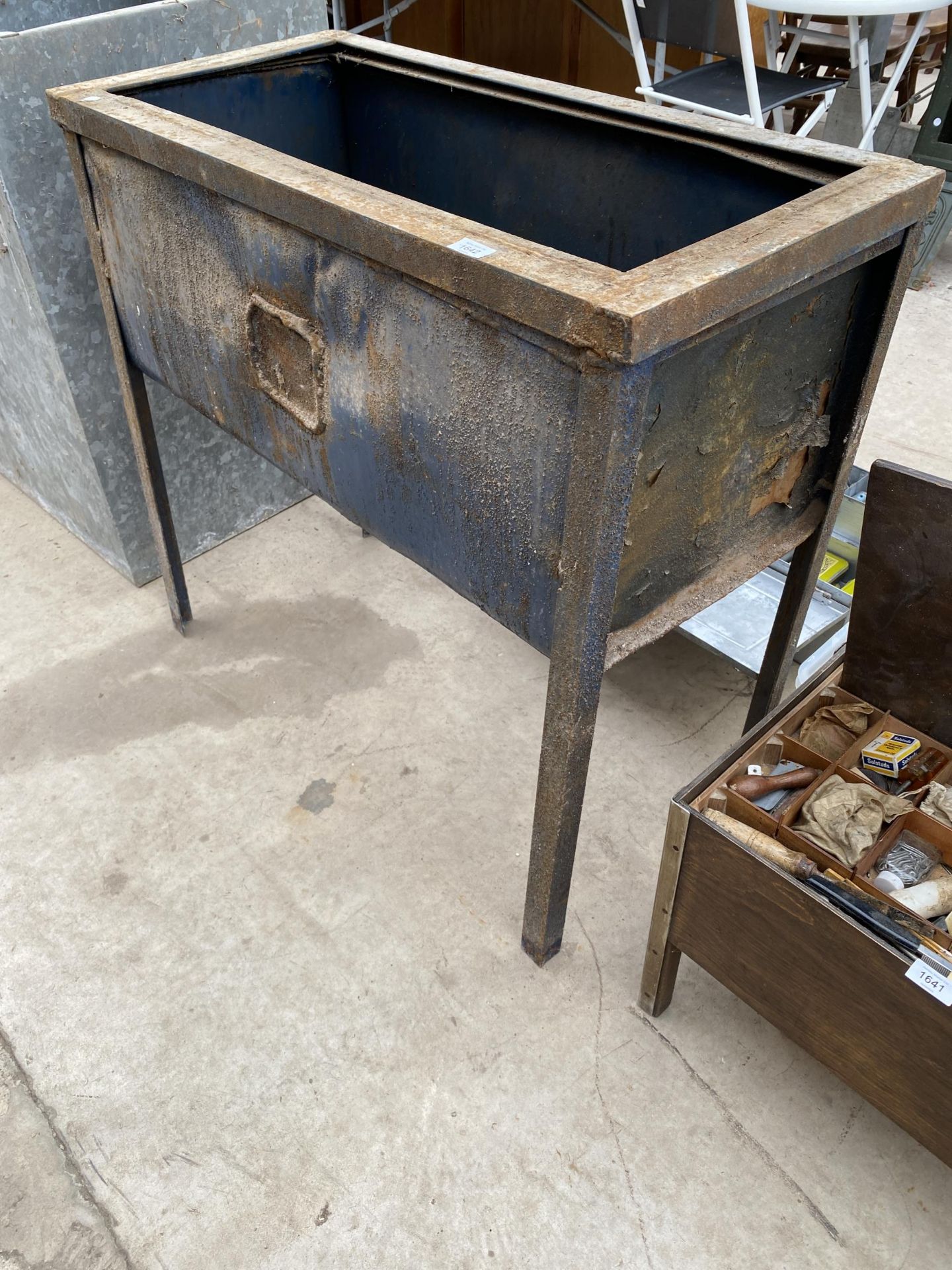 A VINTAGE METAL TROUGH WITH LEGS (L:94CM W:44CM H:88CM) - Image 2 of 5