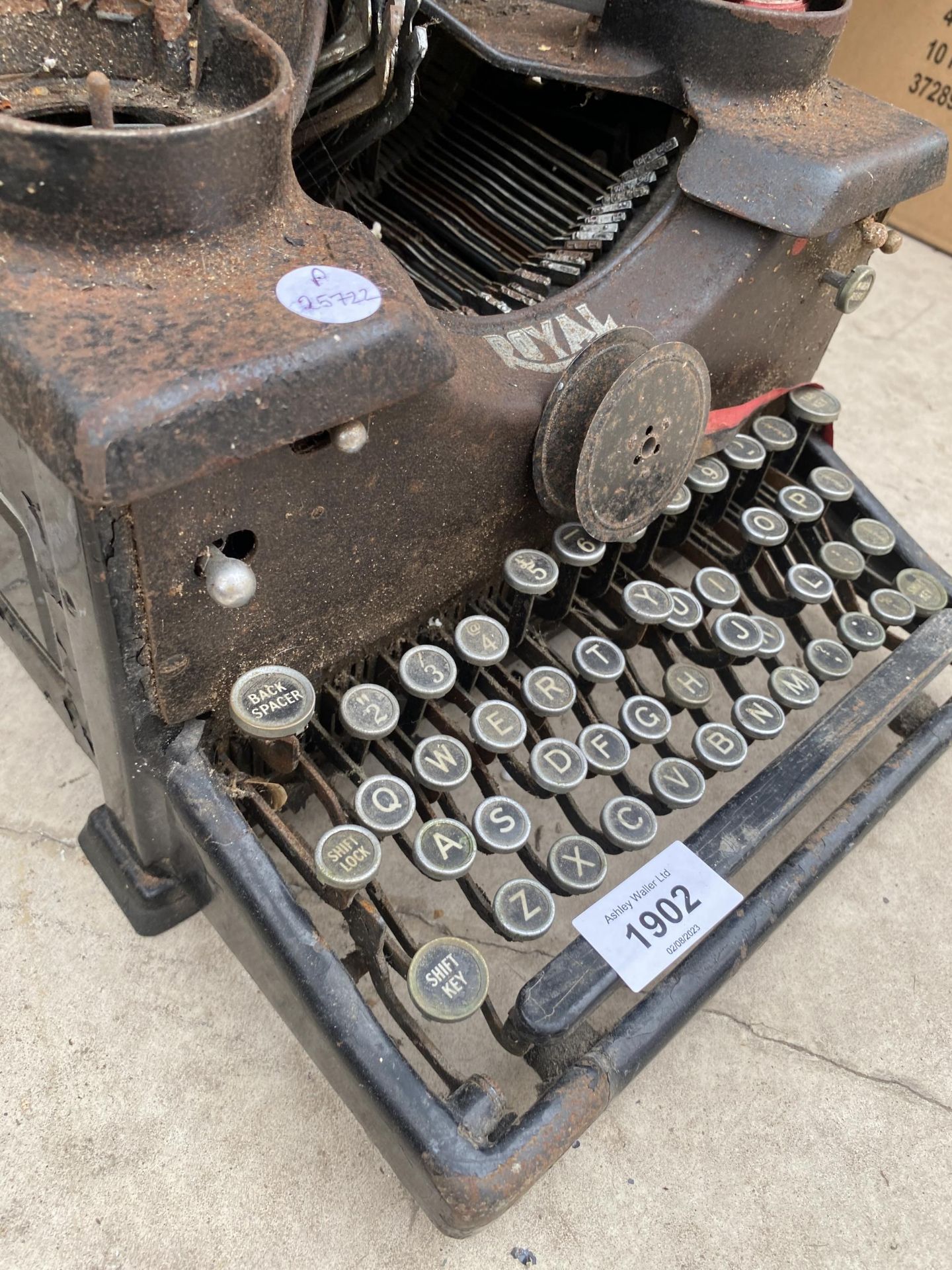 A VINTAGE ROYAL TYPE WRITER - Bild 2 aus 3