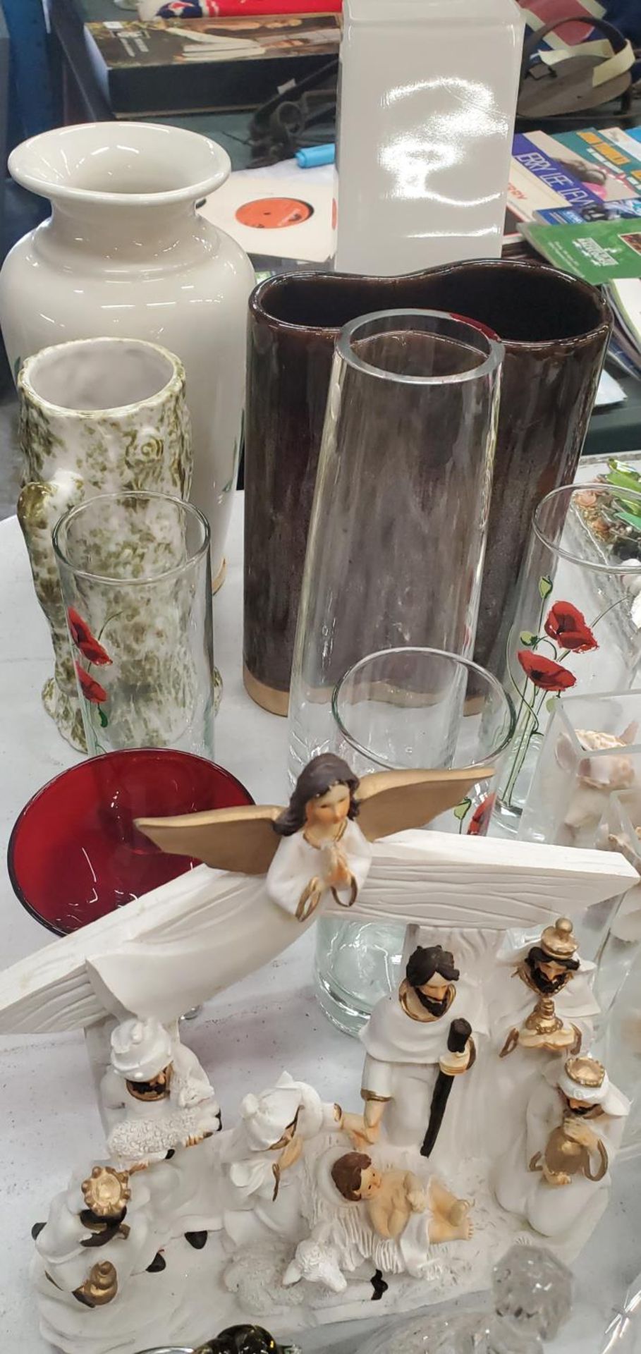 A MIXED LOT TO INCLUDE VASES, TUMBLERS, PHOTO FRAMES, SHELLS, A NATIVITY SCENE, GLASSWARE, ETC - Image 2 of 3