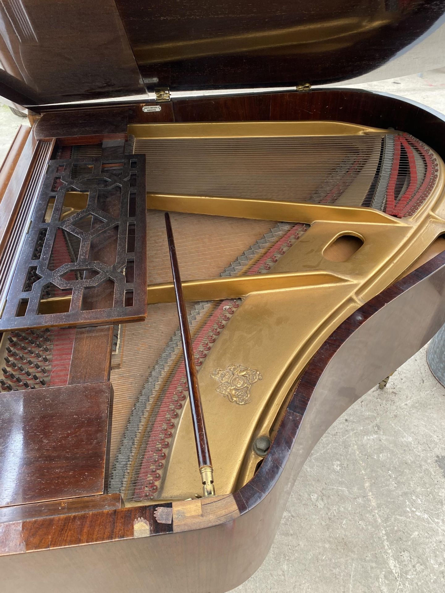 A JOHN BROADWOOD & SONS BOUDOIR GRAND PIANO (NO.52856) ON SIX TAPERING LEGS, WITH BRASS FITTINGS AND - Bild 5 aus 6