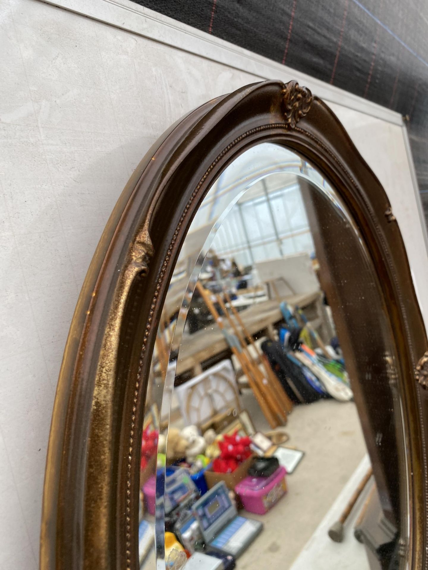 AN OAK FRAMED BEVELED EDGE WALL MIRROR - Image 3 of 3