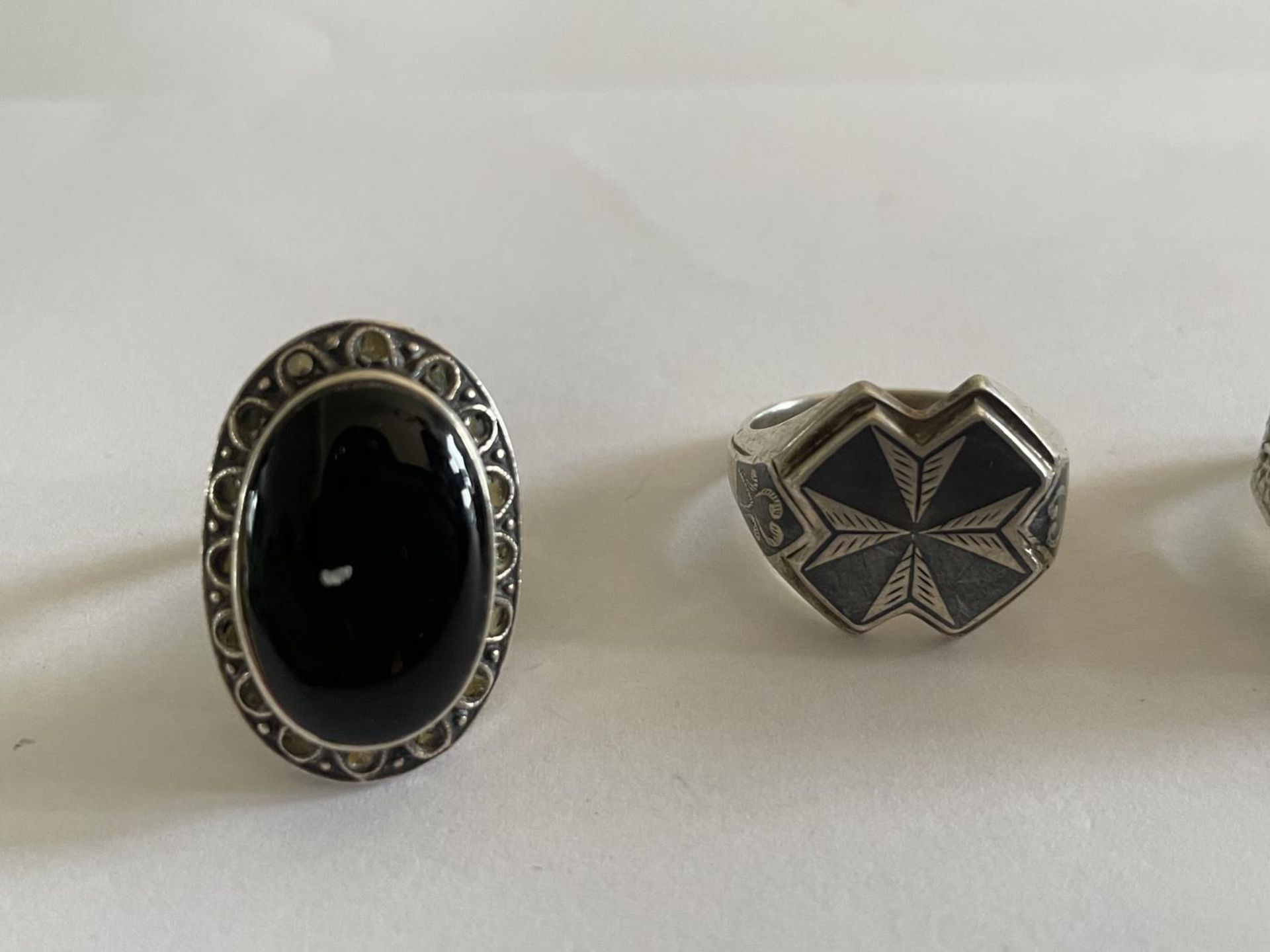 FOUR VARIOUS SILVER RINGS - Image 2 of 4