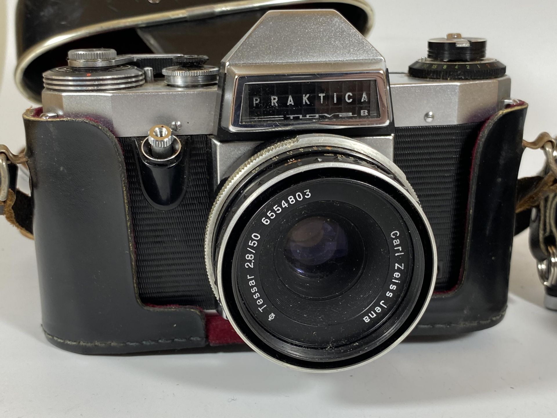 TWO VINTAGE PRAKTICA CAMERAS - CASED PRAKTICA NOVA B FITTED WITH CARL ZEISS JENA TESSAR 50MM LENS - Image 2 of 3