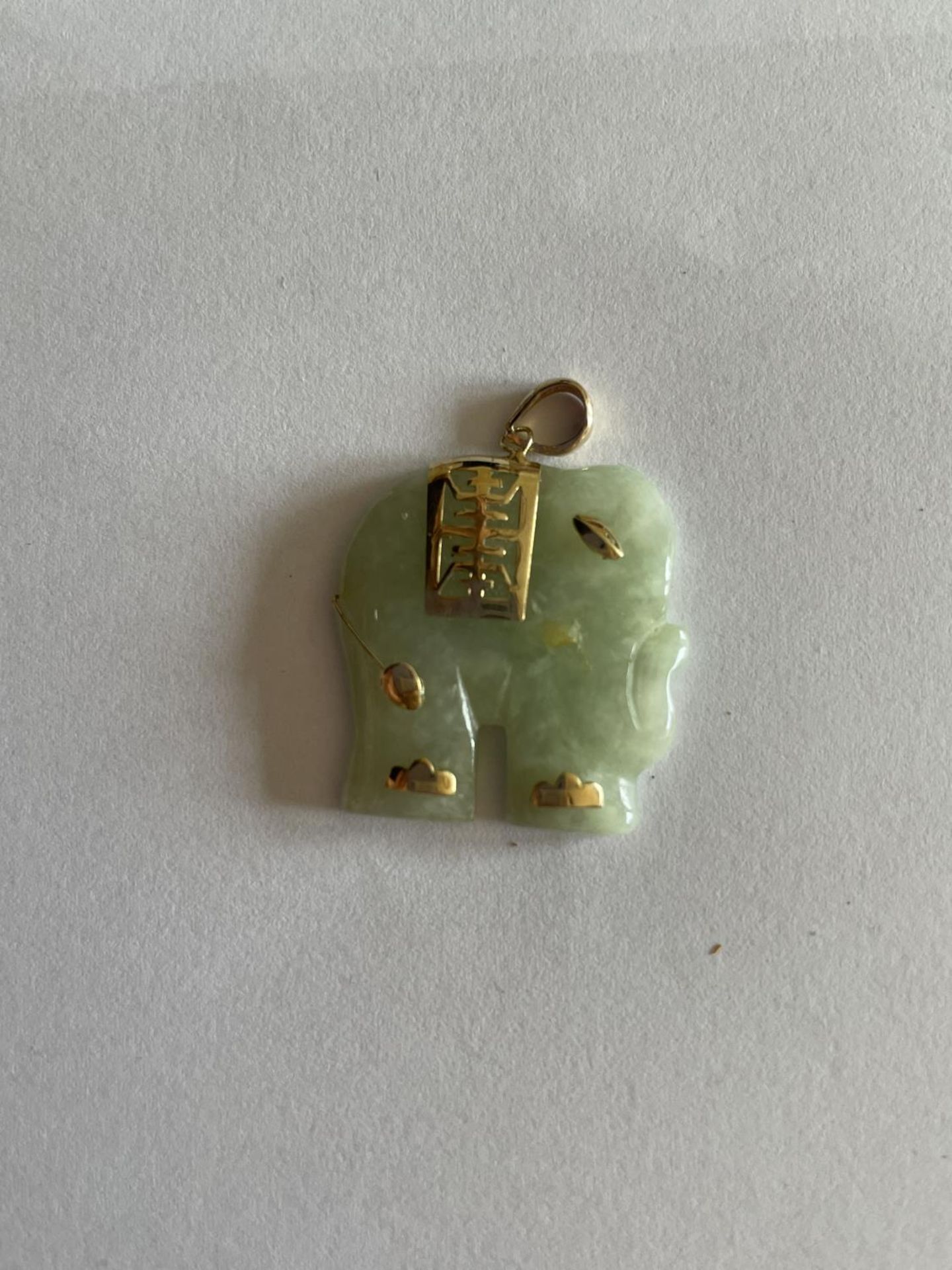 A 14 CARAT GOLD AND JADE PENDANT IN THE FORM OF AN ELEPHANT IN A PRESENTATION BOX