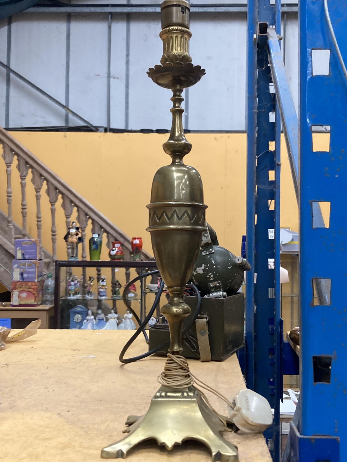 A VINTAGE ORNATE BRASS TABLE LAMP