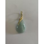 A 14 CARAT GOLD AND JADE PENDANT IN A PRESENTATION BOX