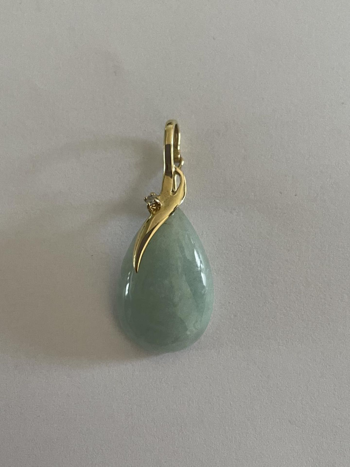 A 14 CARAT GOLD AND JADE PENDANT IN A PRESENTATION BOX