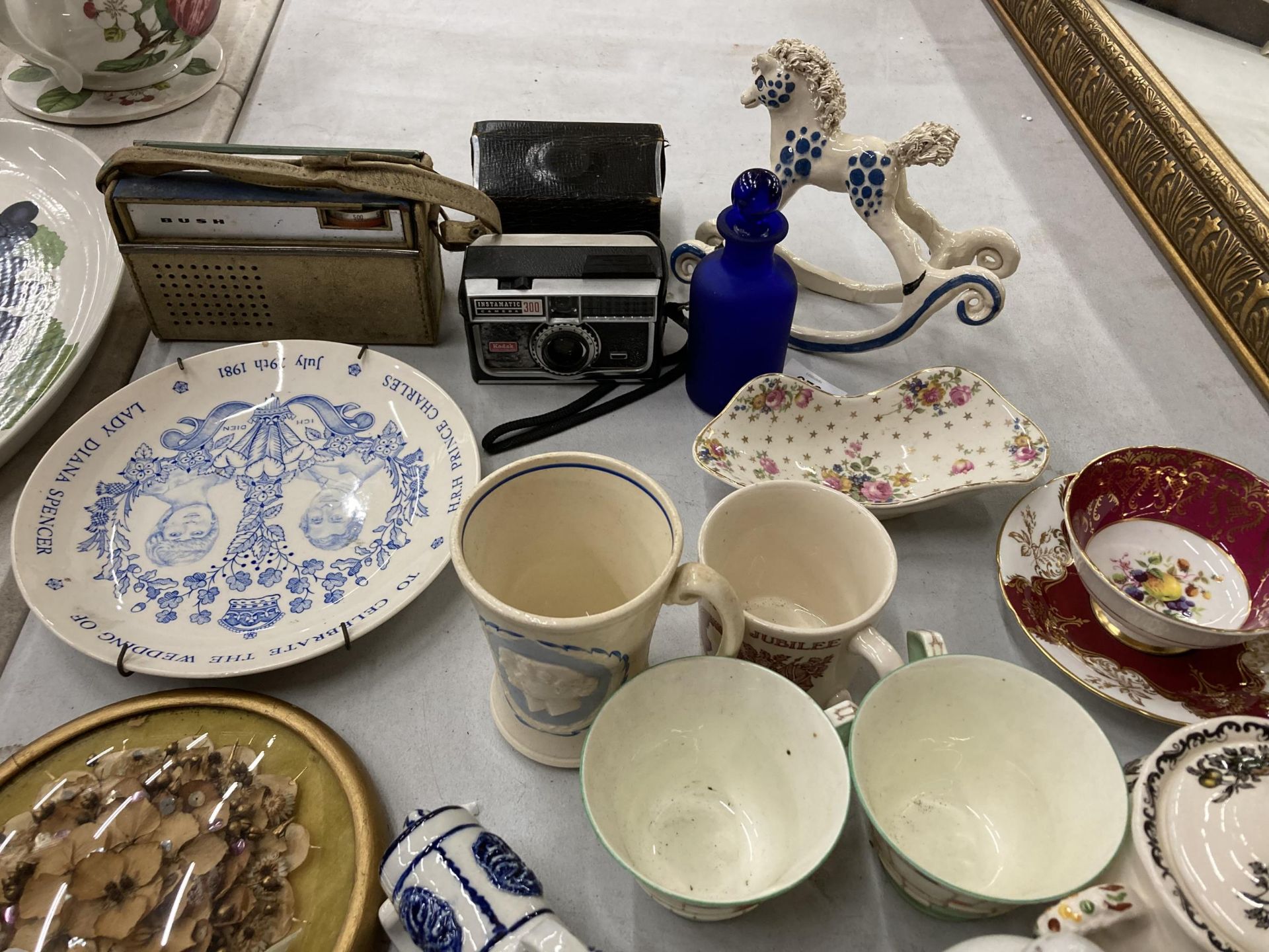 A MIXED LOT OF CERAMICS AND FURTHER ITEMS TO INCLUDE KODAK INSTAMATIC 300 CAMERA, COMMEMORATIVE - Bild 2 aus 4