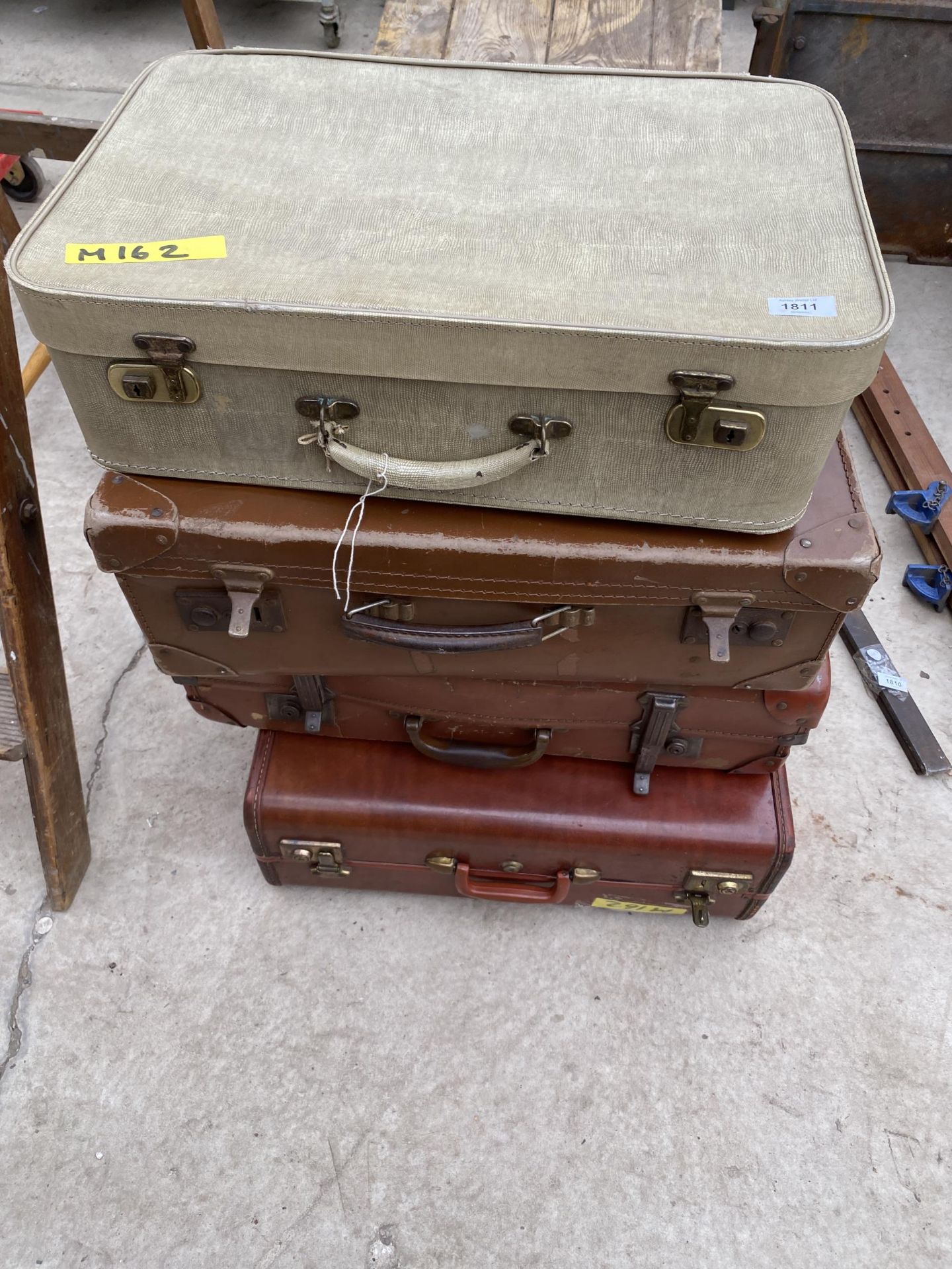 AN ASSORTMENT OF VINTAGE TRAVEL CASES