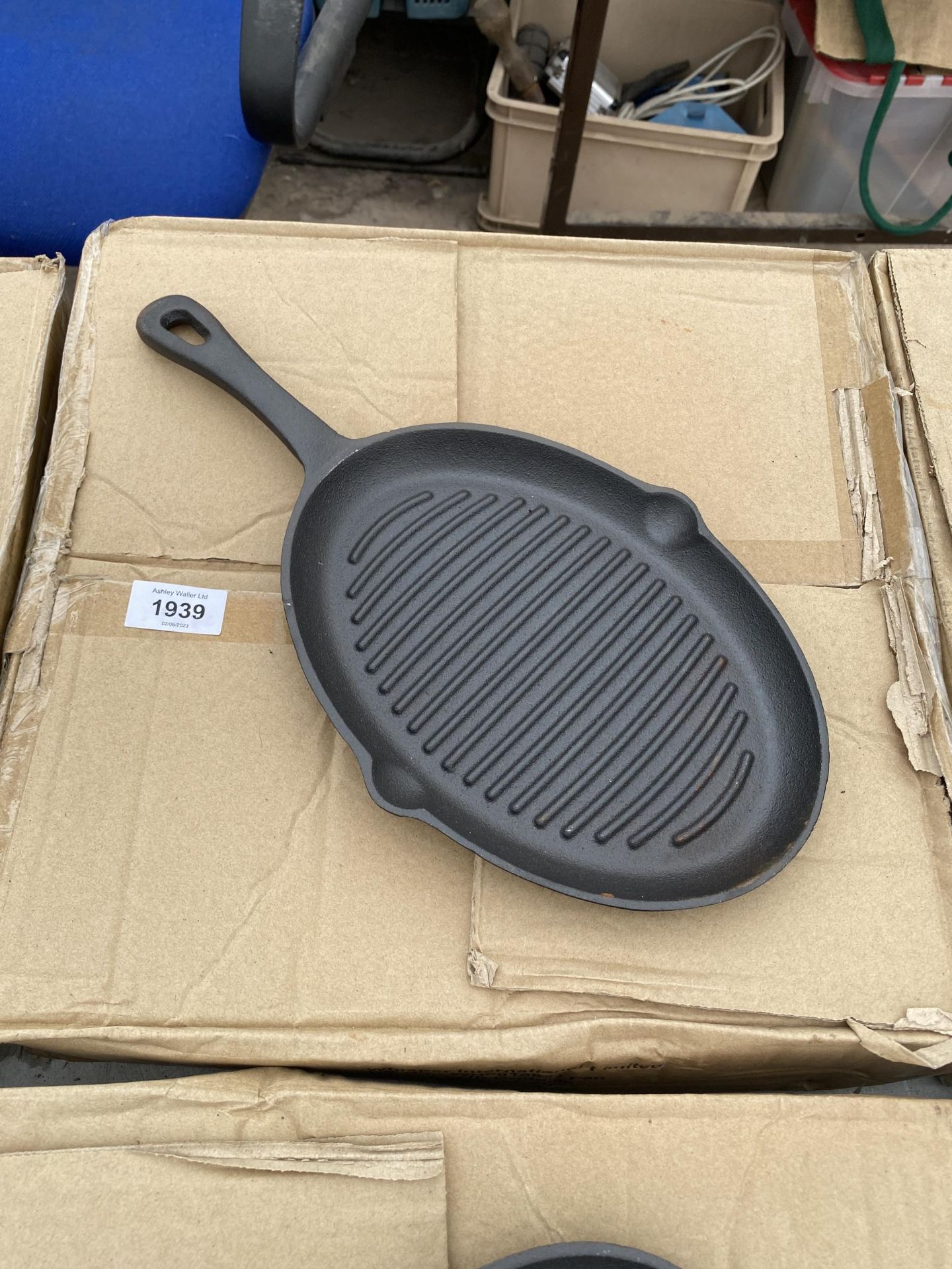 APPROXIMATELY TEN CAST IRON SKILLET PANS