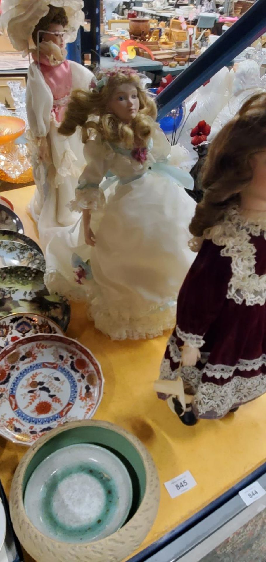 THREE PORCELAIN COLLECTORS DOLLS WITH TRADITIONAL COSTUMES ON STANDS - Bild 3 aus 4