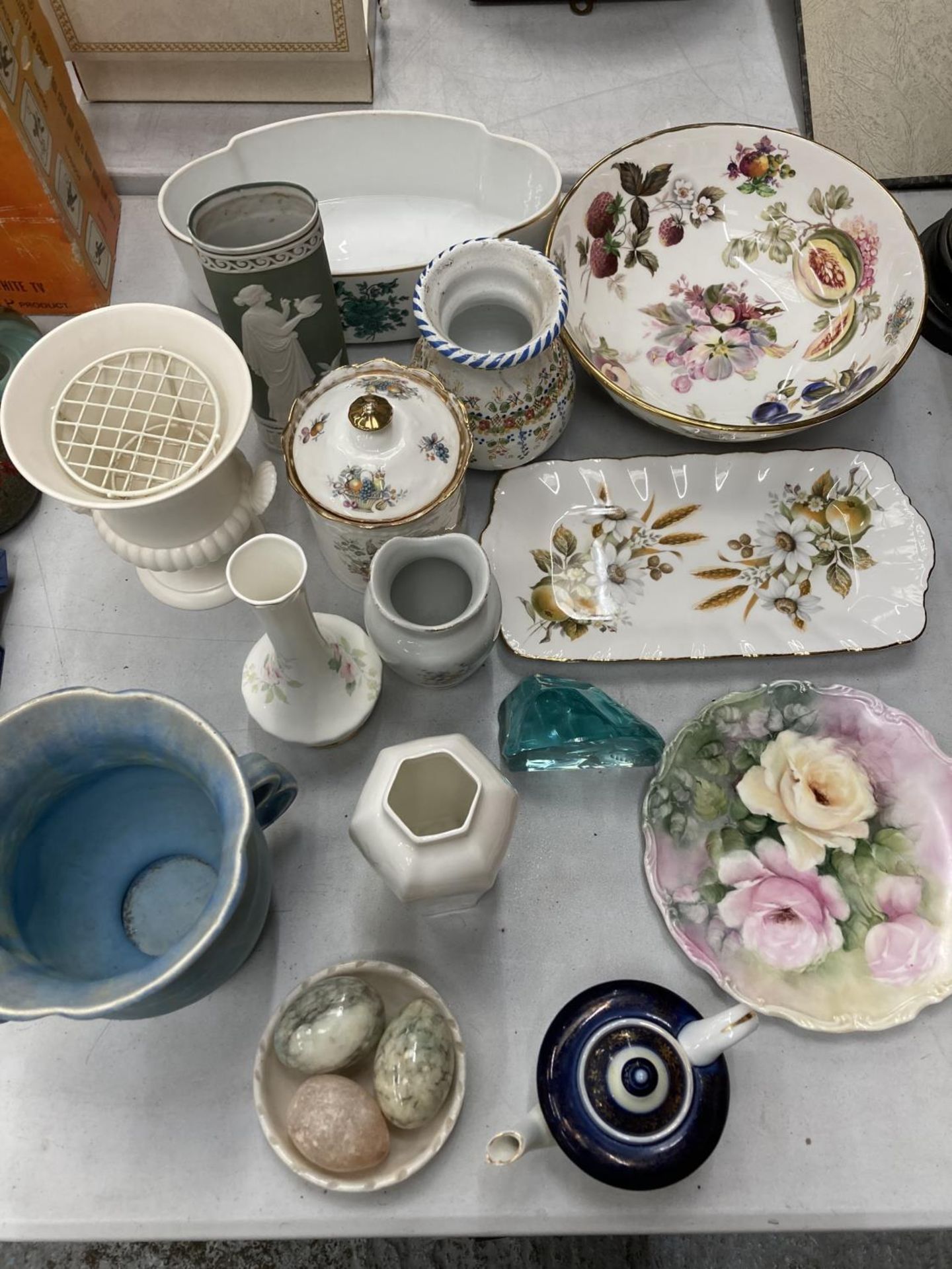 A QUANTITY OF CERAMIC AND CHINA TO INCLUDE BOWLS, VASES, EGGS, A PLANTER, ETC PLUS A PIECE OF SIGNED