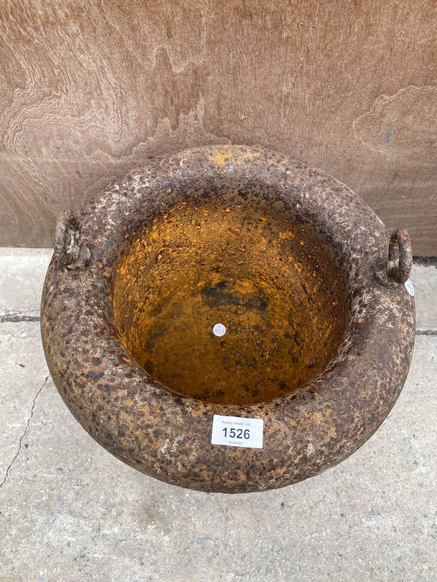 A VINTAGE HEAVY CAST IRON FOUNDRY CRUCIBLE CAULDRON PLANTER - Image 2 of 4