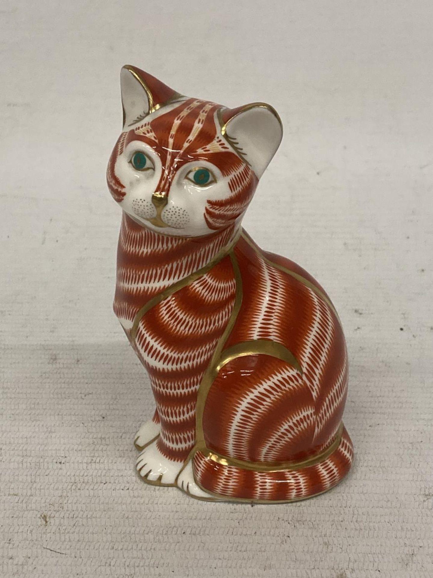 A ROYAL CROWN DERBY SITTING GINGER CAT (SECOND) WITH SILVER STOPPER