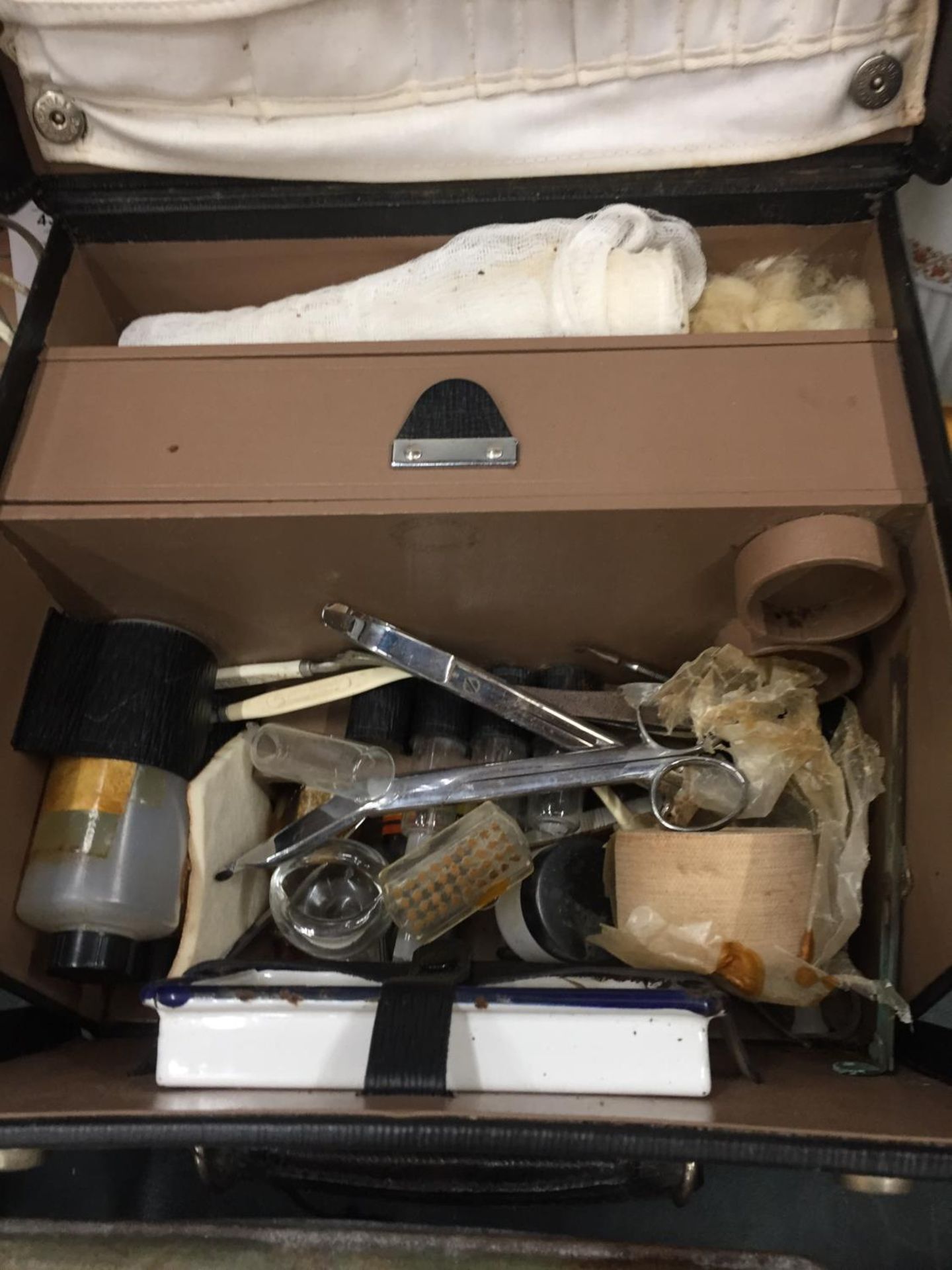 A MID CENTURY CASED CHIROPODISTS CASE- SCHOLL INSTRUMENTS ENCLOSED, TIN CONTAINING HABERDASHERY ETC - Image 2 of 4