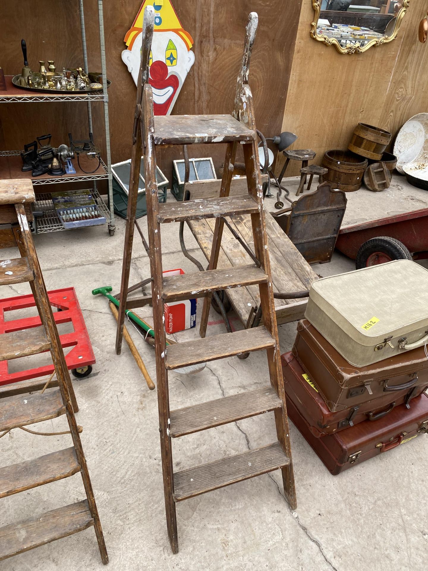 A VINTAGE FIVE RUNG WOODEN STEP LADDER